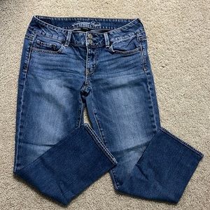 Women’s American Eagle Cropped stretch Artist Medium Wash size 8